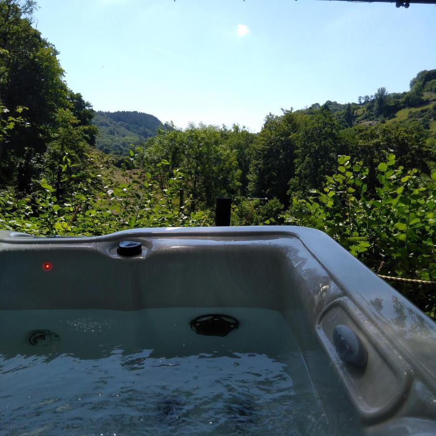 'morris' The Shepherd's Hut And Woodland Hot Tub Experience Luxury tent Carmarthen